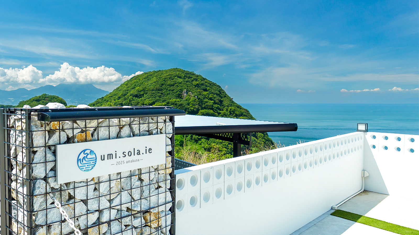Umi .Sola.Ieの施設入り口にある看板と景色